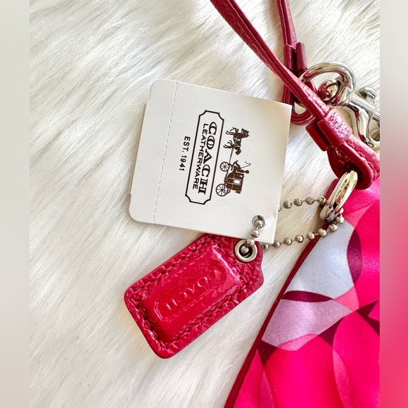 COACH POPPY WRISTLET - Picture 11 of 16